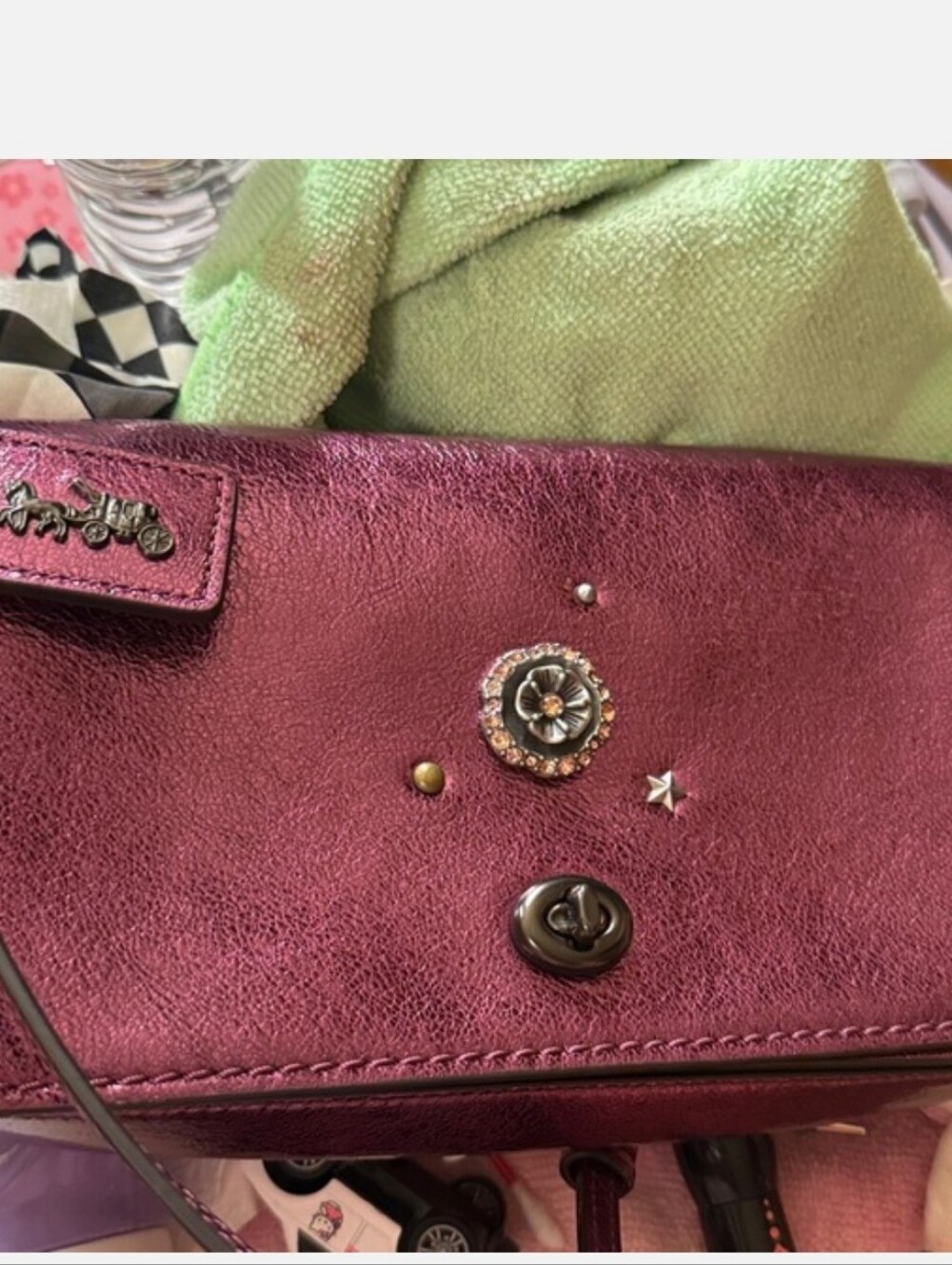 Coach 1941 Dinky Metallic Crossbody bag in a vibrant pink - Picture 4 of 9